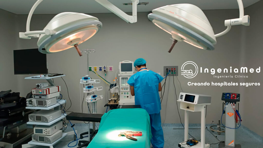 Ingeniero biomédico de IngeniaMed realizando pruebas de seguridad eléctrica según la norma UNE-EN 62353 en un equipo médico de anestesia